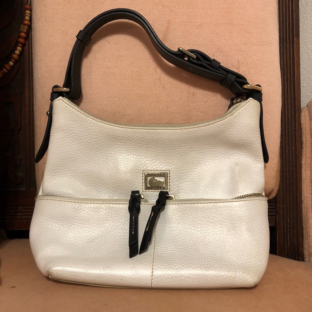 *** Dooney and Bourke *** White Pebbled Leather Shoulder Bag
